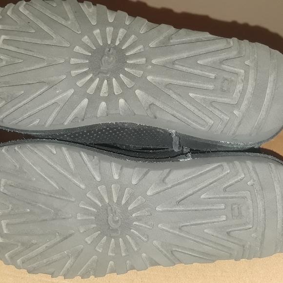 Preowned black Ugg Unlined boot size 5 perforated - Picture 4 of 8